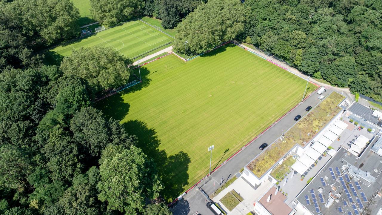 Der Trainingsplatz Nummer 2 befindet sich auf dem Gelände des Fußballvereins 1. FC Köln am Geißbockheim im Rhein-Energie-Sportpark.