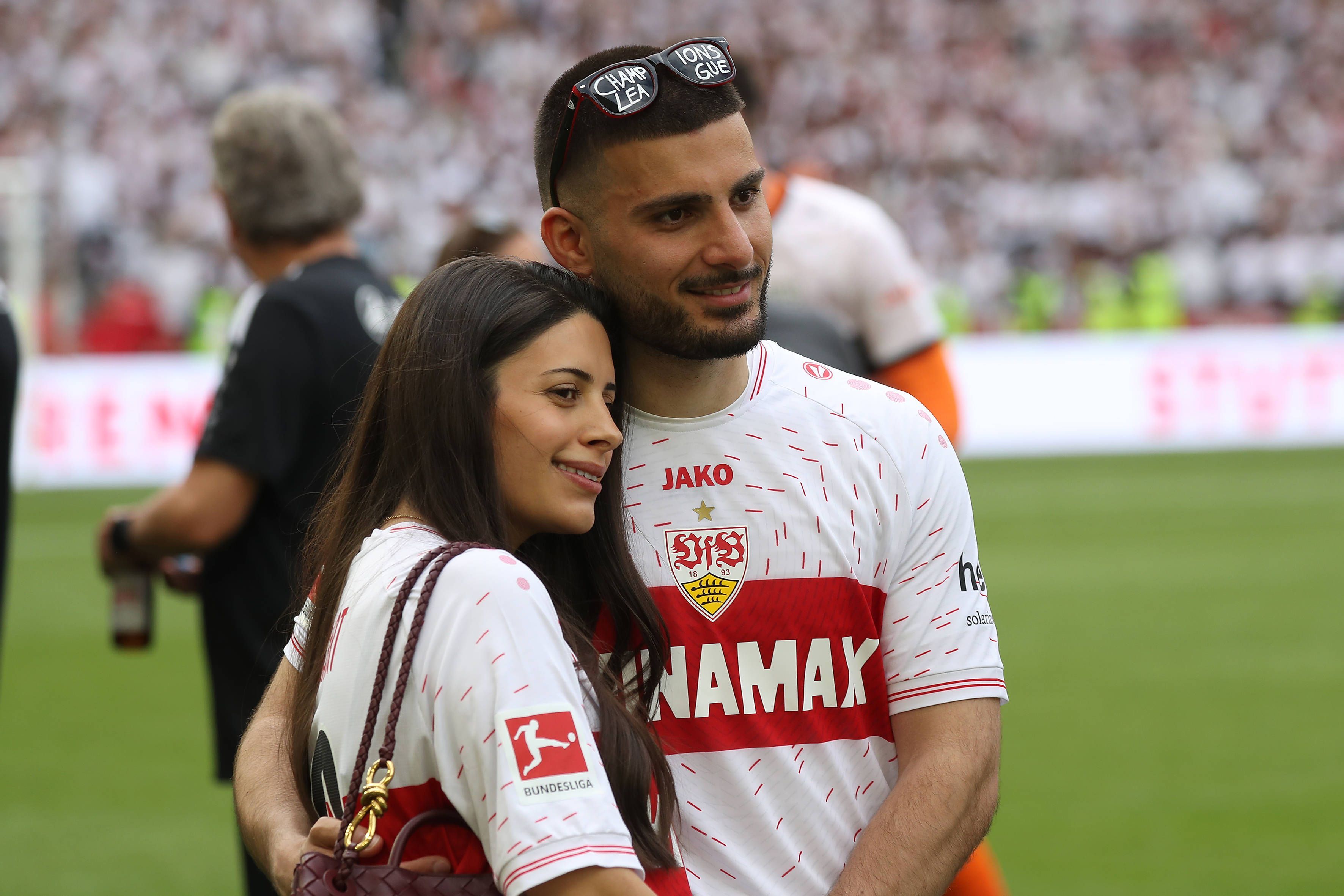 Deniz Undav mit seiner Ehefrau Tanja im VfB-Dress
