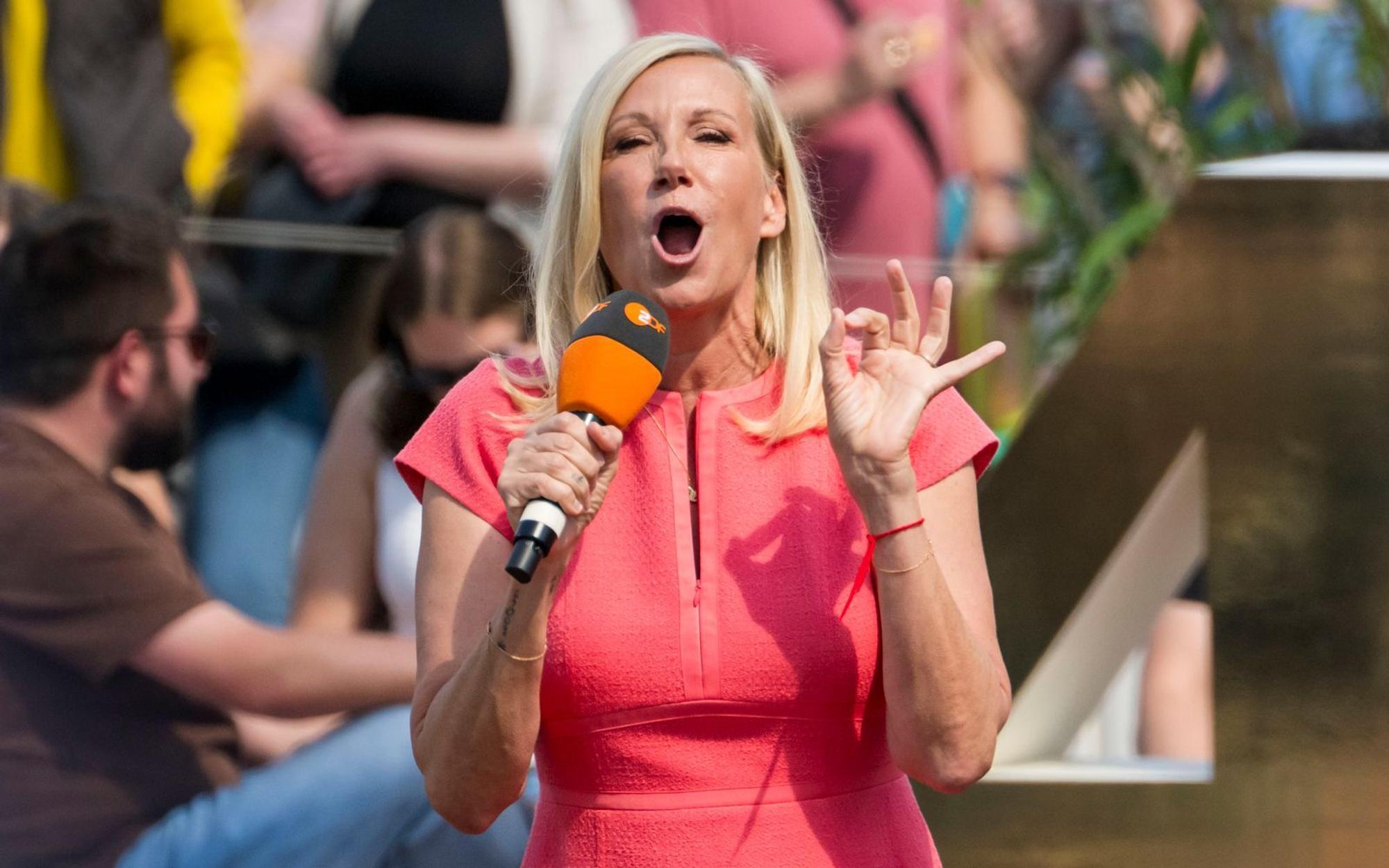 Der „ZDF Fernsehgarten“ geht mittags auf Sendung - wenn die Sonne besonders hoch steht. Kein Wunder, dass Moderatorin Andrea Kiewel sich bei den aktuellen Temperaturen nach einer Abkühlung sehnt. (Bild: 2026 Getty Images/Thomas Lohnes)