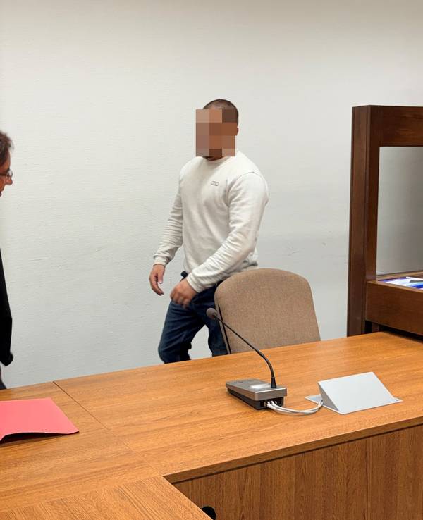 Der Angeklagte im Landgericht Köln mit seinem Verteidiger Thorsten Rühl