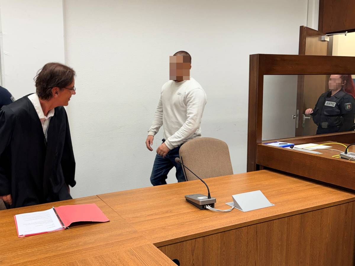 Der Angeklagte im Landgericht Köln mit seinem Verteidiger Thorsten Rühl
