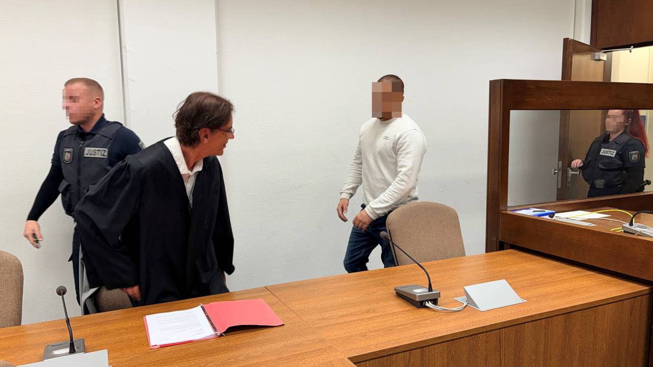 Der Angeklagte im Landgericht Köln mit seinem Verteidiger Thorsten Rühl