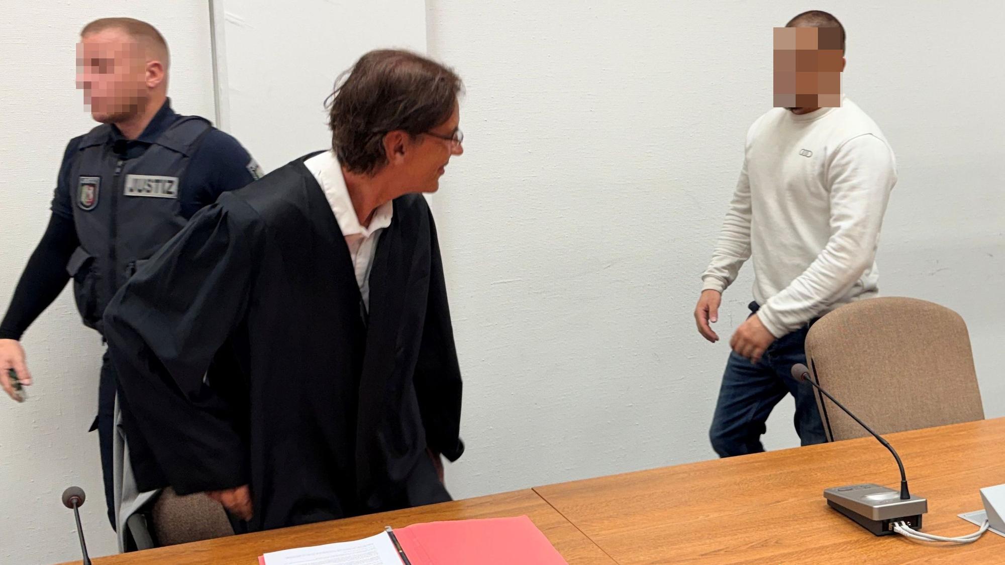 Der Angeklagte im Landgericht Köln mit seinem Verteidiger Thorsten Rühl