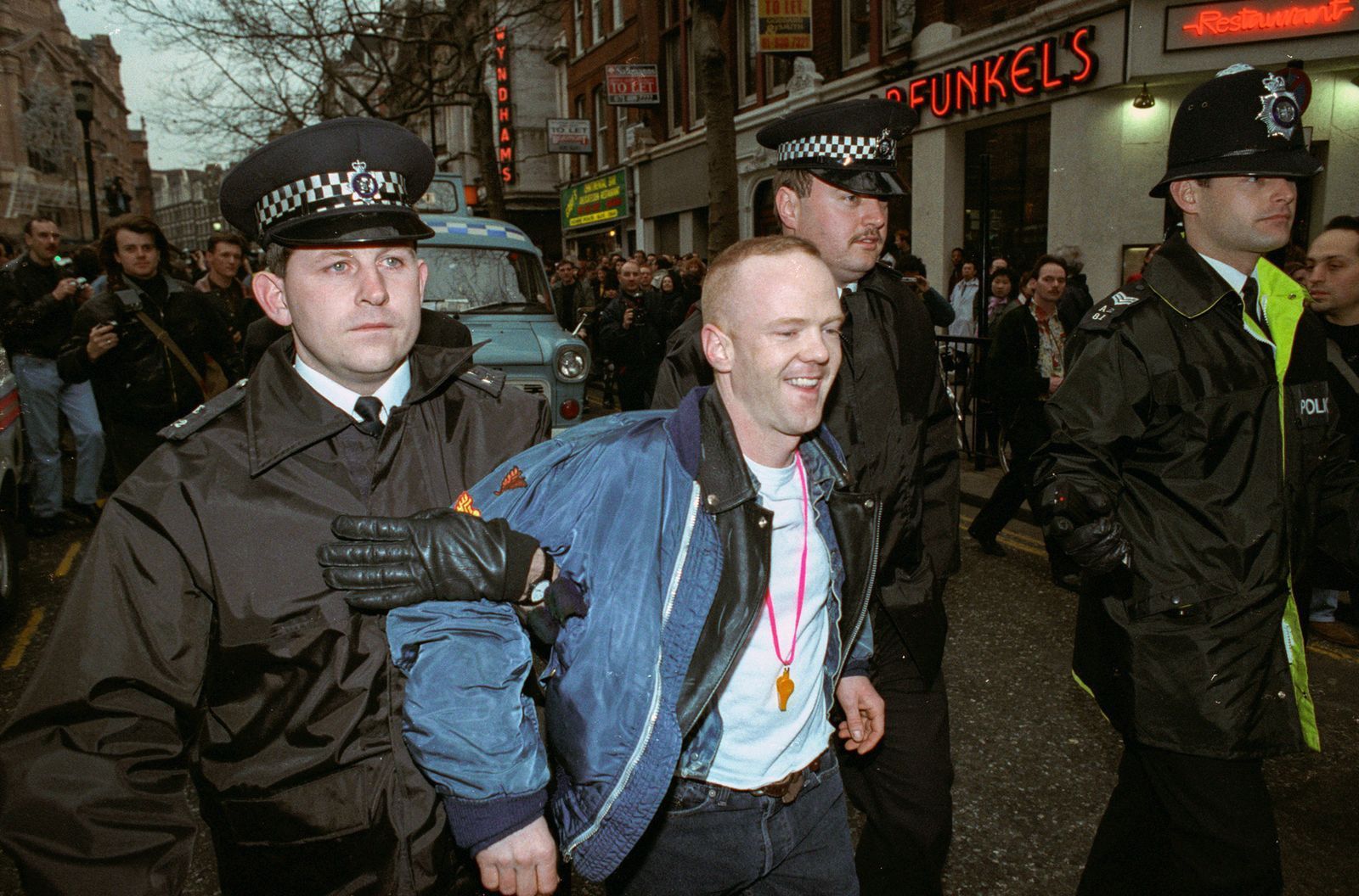 Star mit Haltung: Jimmy Somerville (zweiter von links, Bild aus der Doku „Jimmy Somerville - Smalltown Boy“) machte sich auch als Aktivist auf dem „Gay Rights March“ in London für die Rechte von Homosexuellen stark.  (Bild: ARTE/Andre Camara/Reuters/Bridgmean Images)