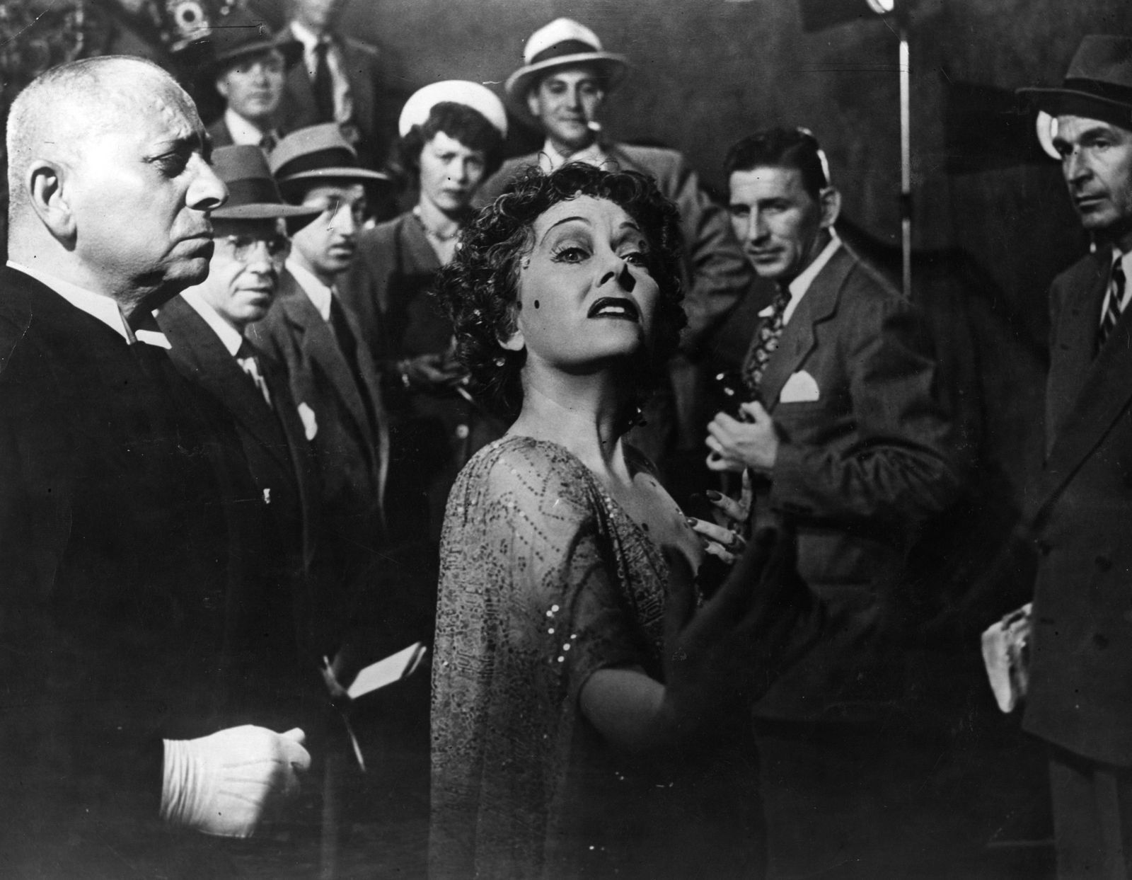 „I'm ready for my close-up now, Mr De Mille“: In „Boulevard der Dämmerung“ (1950) legte Billy Wilder seiner Hauptdarstellerin Gloria Swanson eines der berühmtesten Zitate der Filmgeschichte in den Mund. Swanson verkörpert einen Stummfilmstar, dessen große Zeit längst hinter ihr liegt - und spielte damit auch sich selbst.  (Bild: Hulton Archive/Getty Images)