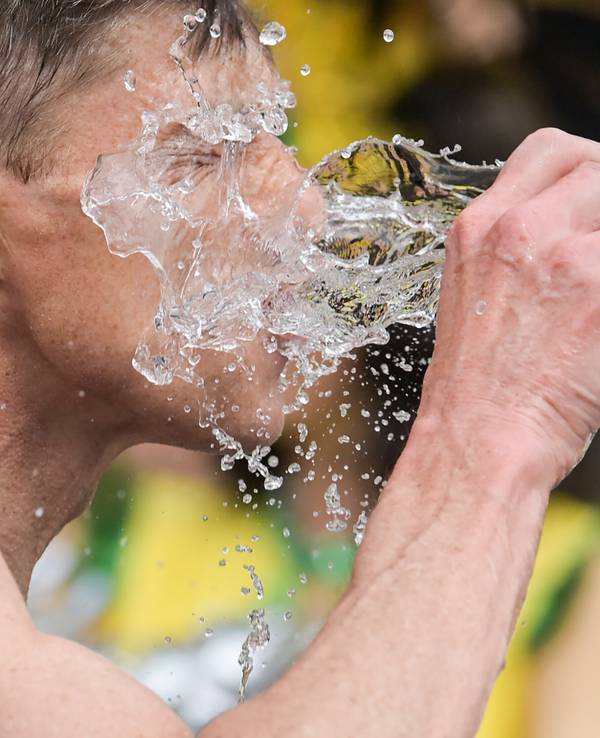 Abkühlung von innen und außen tut in den kommenden Tagen Not. Lauwarmes Wasser schont den Kreislauf besser als eiskaltes.