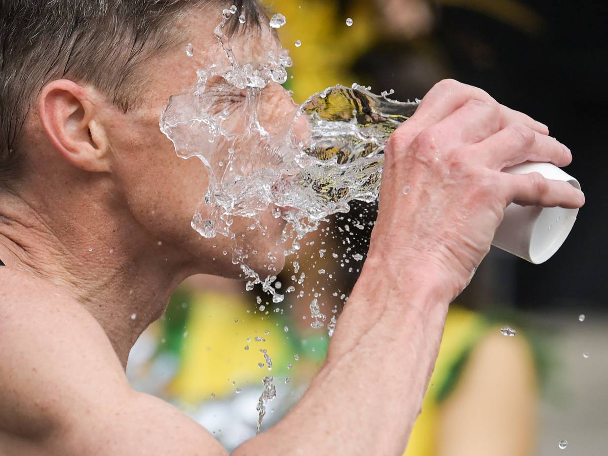 Abkühlung von innen und außen tut in den kommenden Tagen Not. Lauwarmes Wasser schont den Kreislauf besser als eiskaltes.