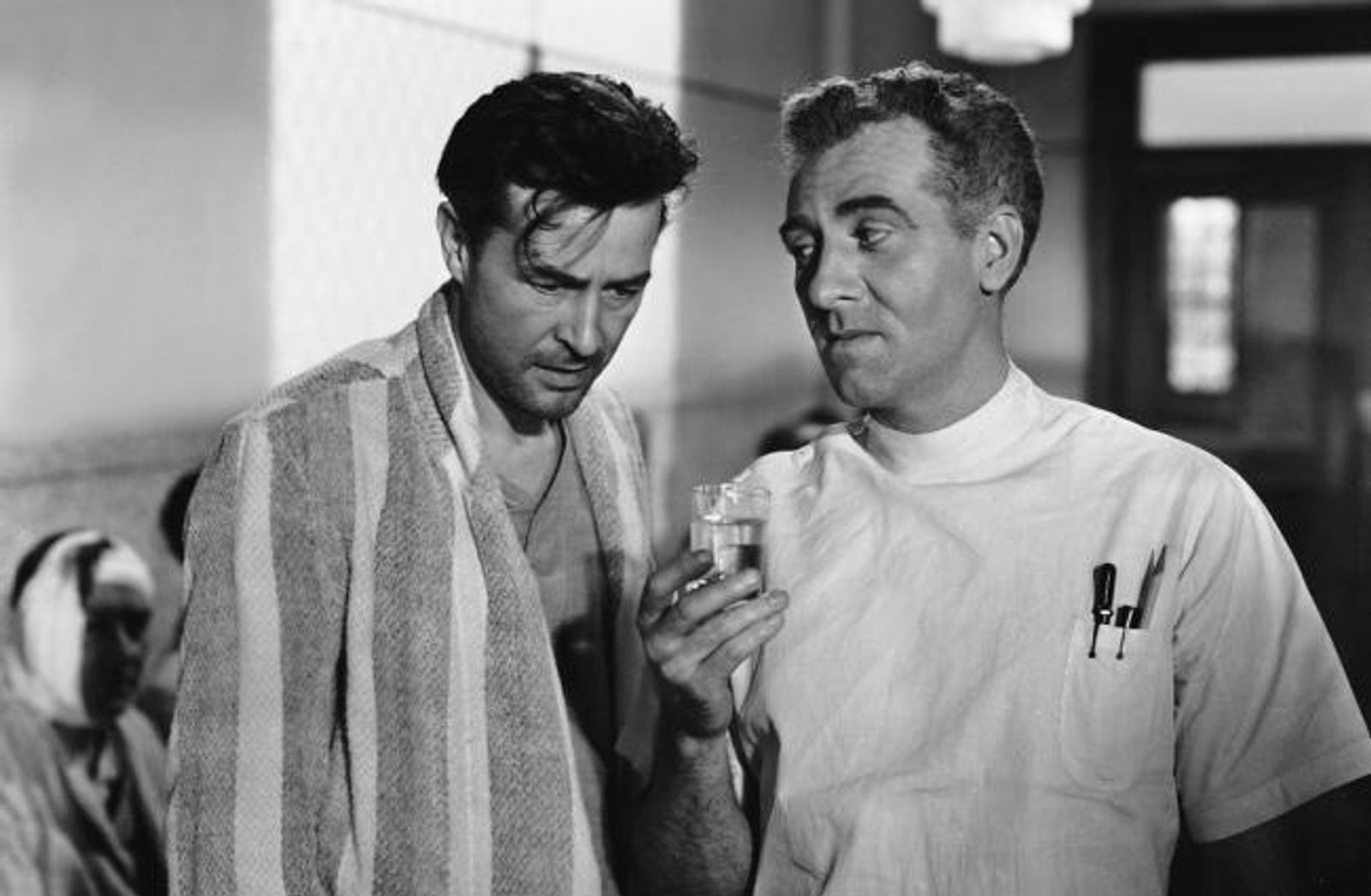 Für dieses Drama erhielt er seine ersten Oscars für Drehbuch und Regie: In „Das verlorene Wochenende“ erzählt Billy Wilder die Geschichte eines Schriftstellers (Ray Milland, links), der immer tiefer in die Sucht abrutscht. Eine beklemmend präzise Studie über Selbstzerstörung, die bis heute modern wirkt. (Bild: Universal Pictures)