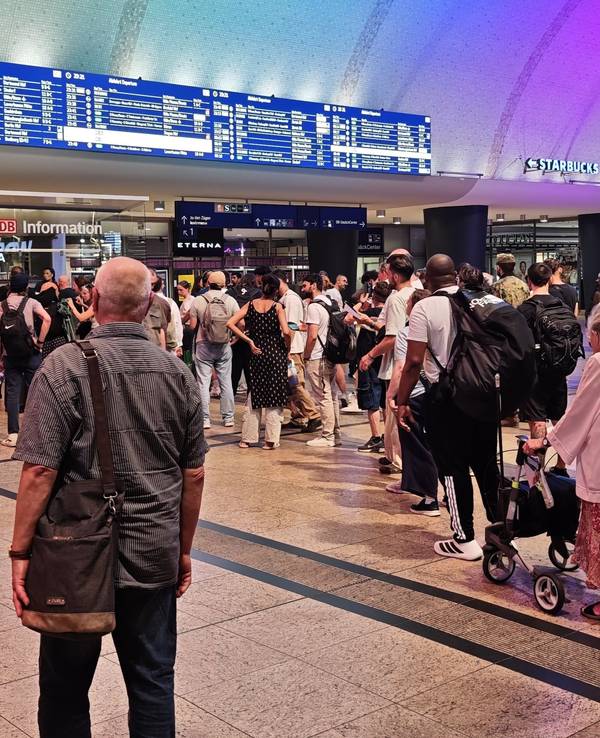 Lange Schlange im Kölner Hauptbahnhof.