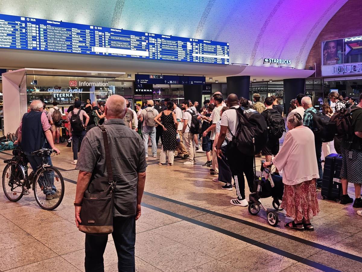 Lange Schlange im Kölner Hauptbahnhof.