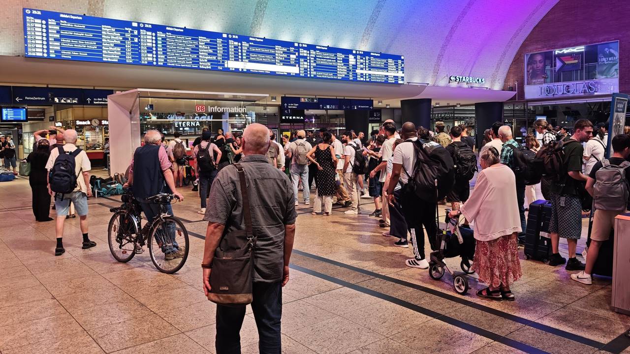 Lange Schlange im Kölner Hauptbahnhof.