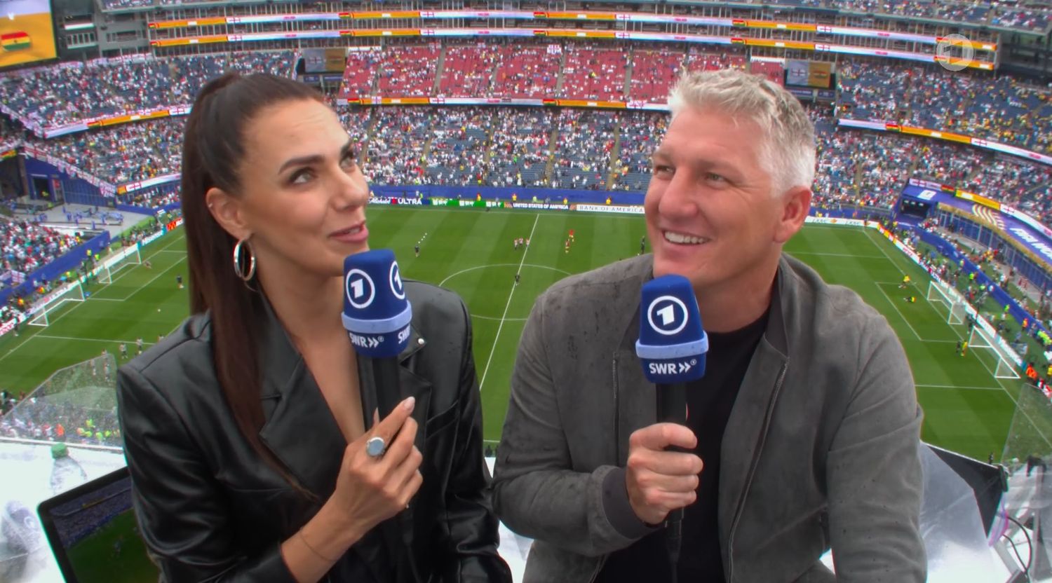 Esther Sedlaczek und Bastian Schweinsteiger im Gillette Stadium in Boston.