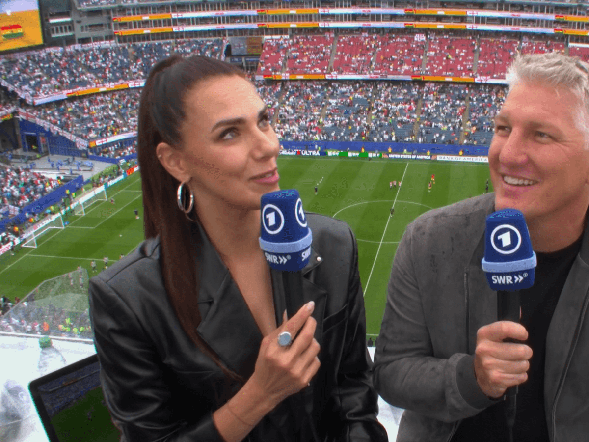 Esther Sedlaczek und Bastian Schweinsteiger im Gillette Stadium in Boston.