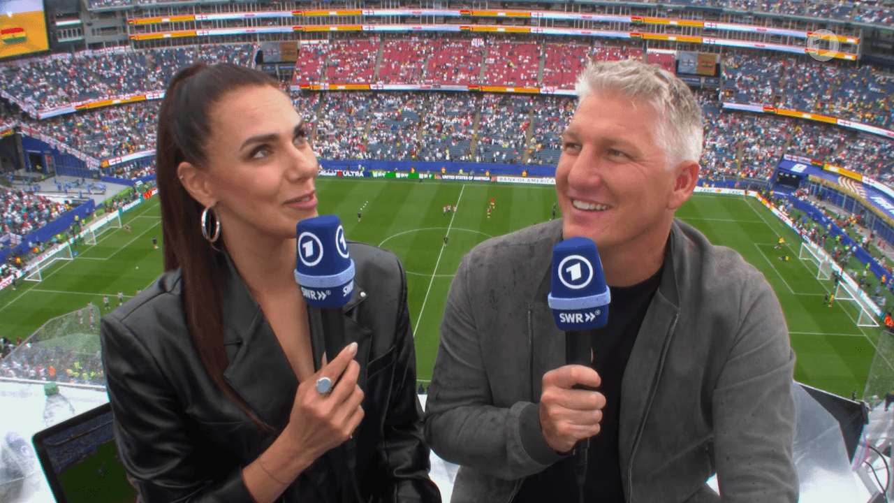 Esther Sedlaczek und Bastian Schweinsteiger im Gillette Stadium in Boston.