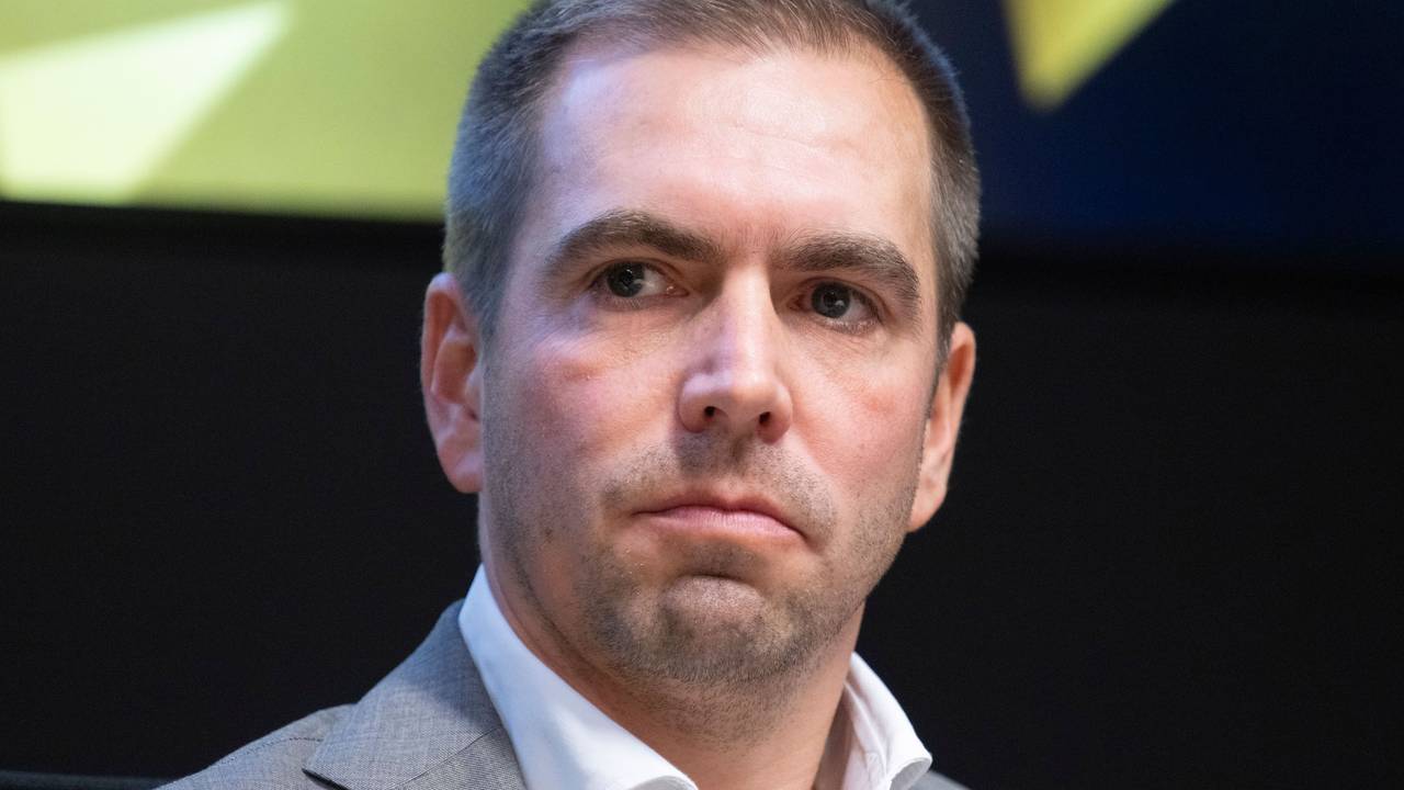 Philipp Lahm (Fußball-Weltmeister 2014) spricht im Vorfeld der Aufnahmefeier zur „Hall of Fame des deutschen Sports“ auf einer Pressekonferenz.