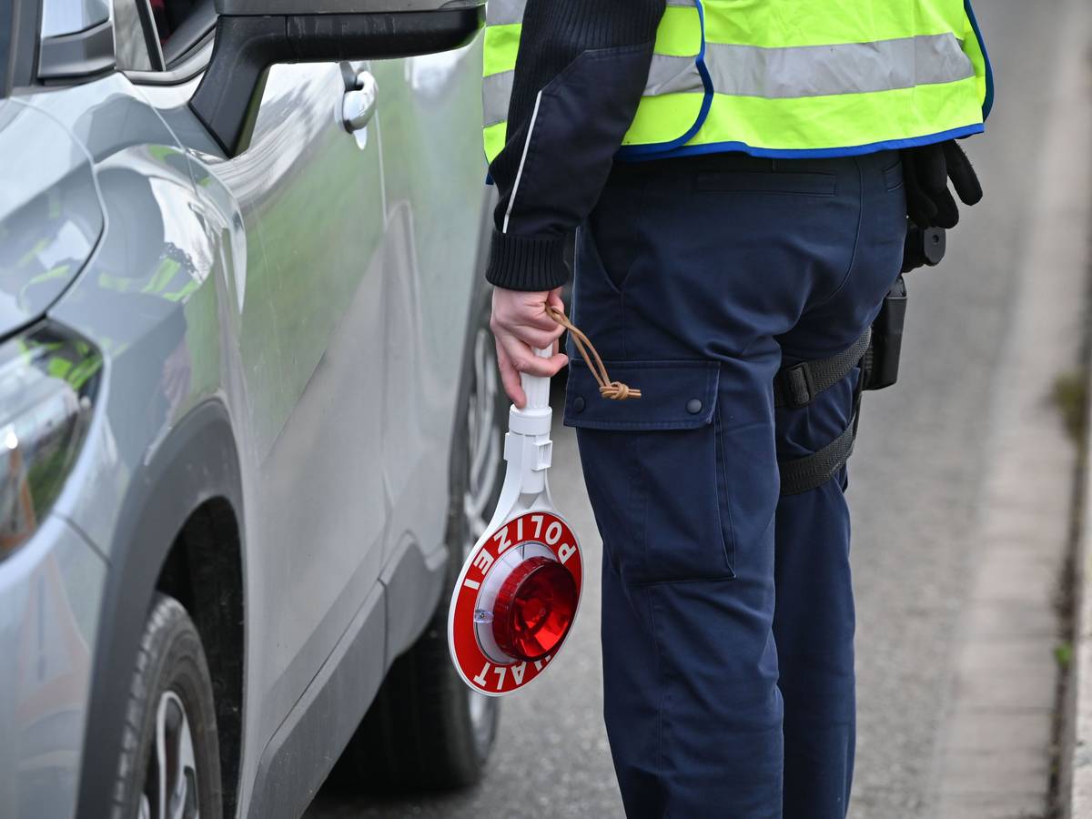 Das Symbolfoto zeigt einen Bundespolizisten mit einer Kelle, um Autos anzuhalten und zu kontrollieren.