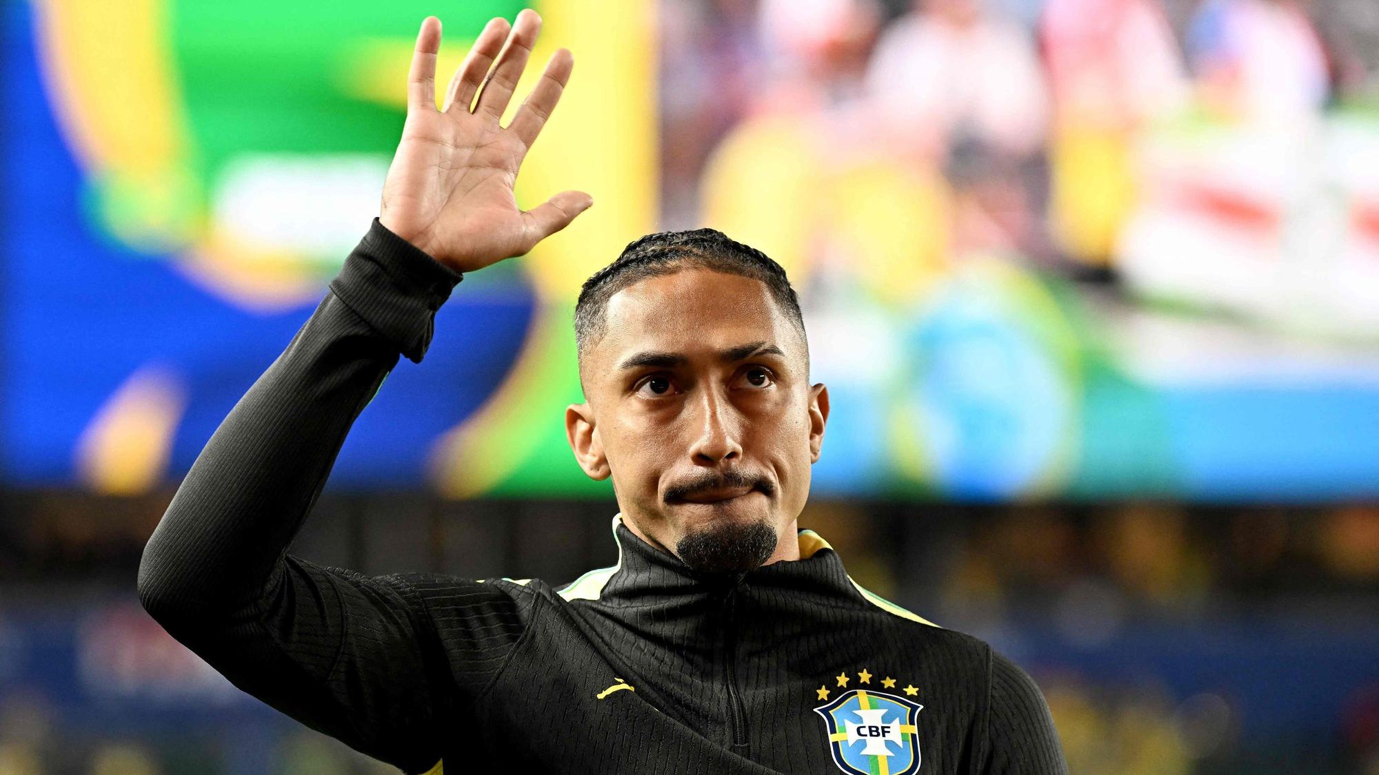 Raphinha winkt.