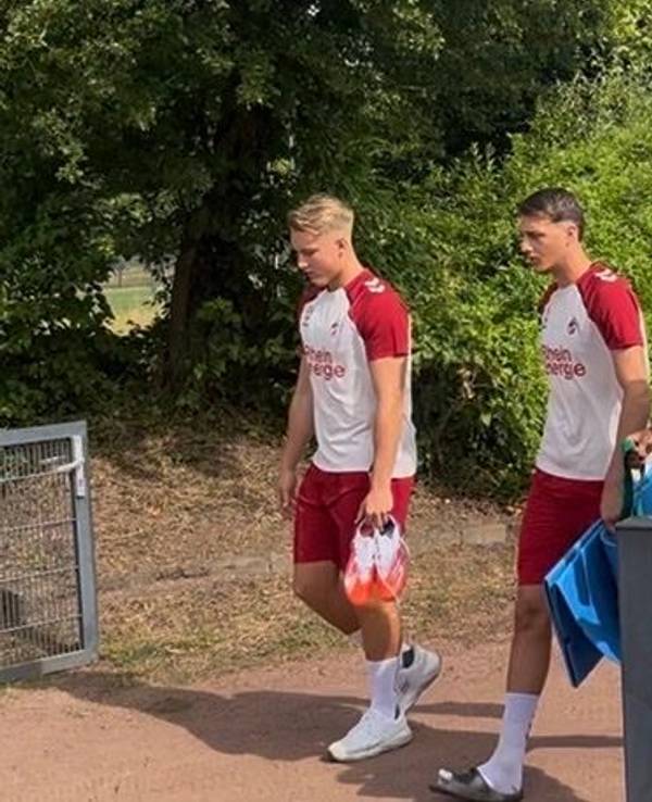 Fynn Schenten, Malek El Mala und David Fürst beim Trainingsstart der U21.