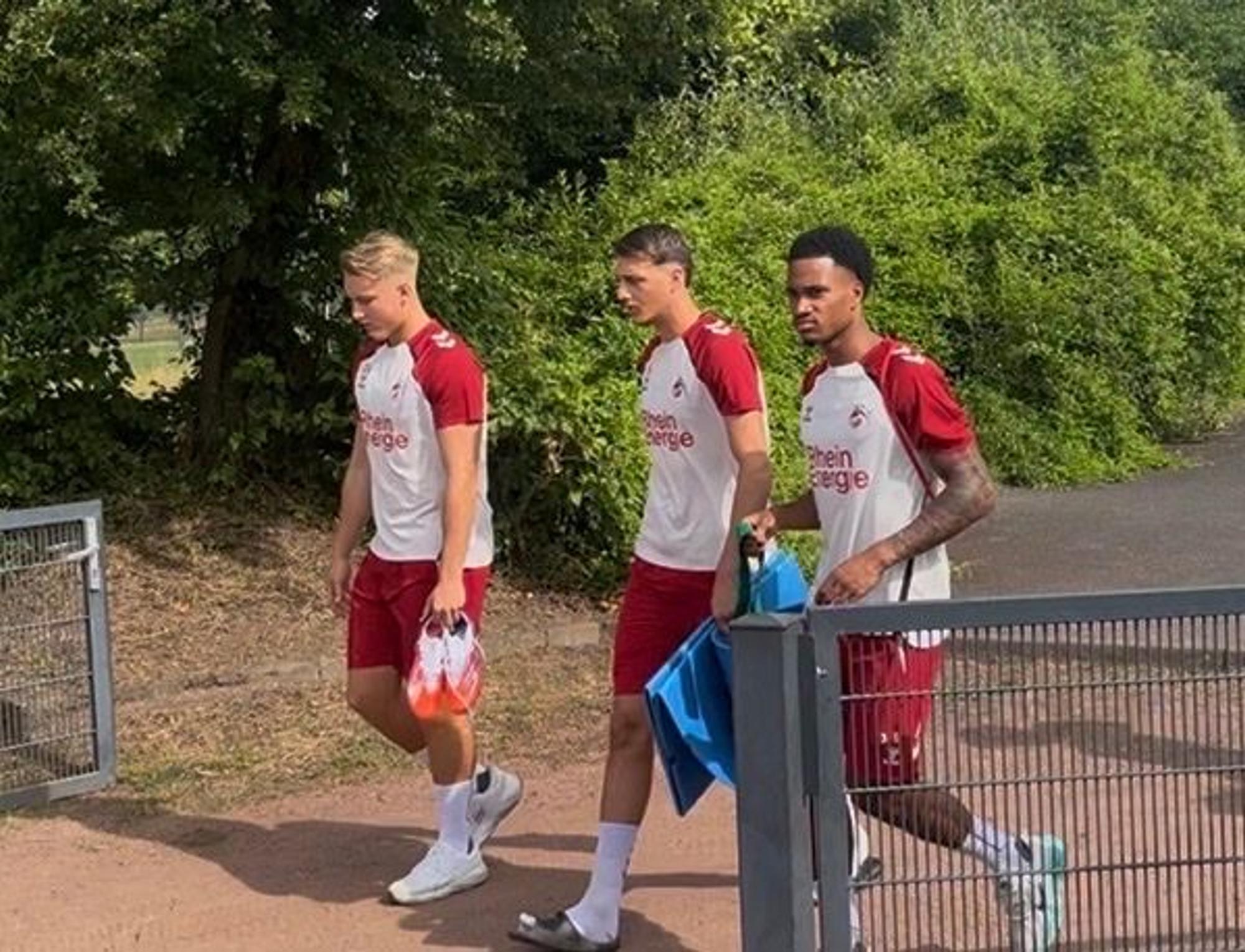 Fynn Schenten, Malek El Mala und Youssoupha Niang kommen zum Trainingsstart der U21.