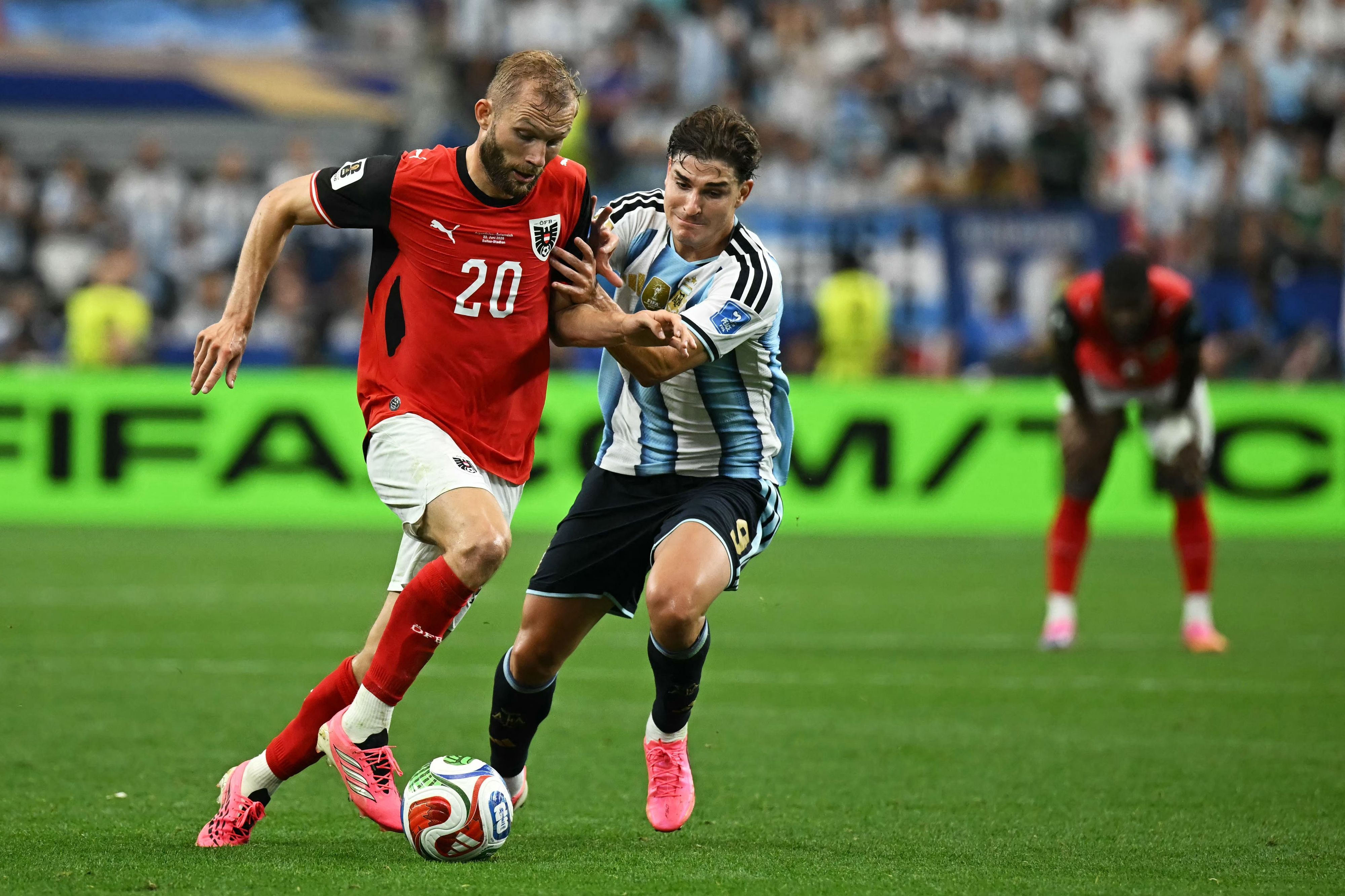 Konrad Laimer (l.) und Julian Alvarez im Zweikampf um den Ball.