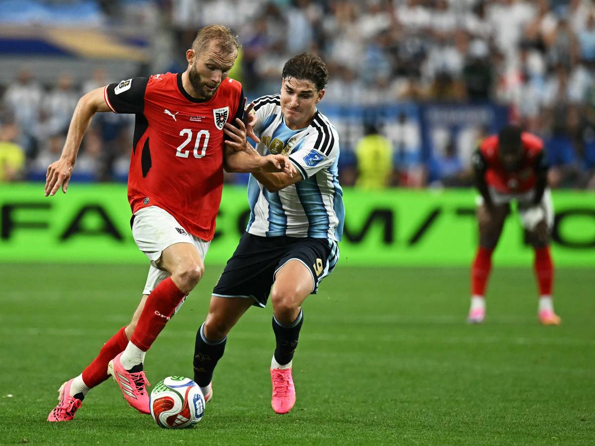 Konrad Laimer (l.) und Julian Alvarez im Zweikampf um den Ball.