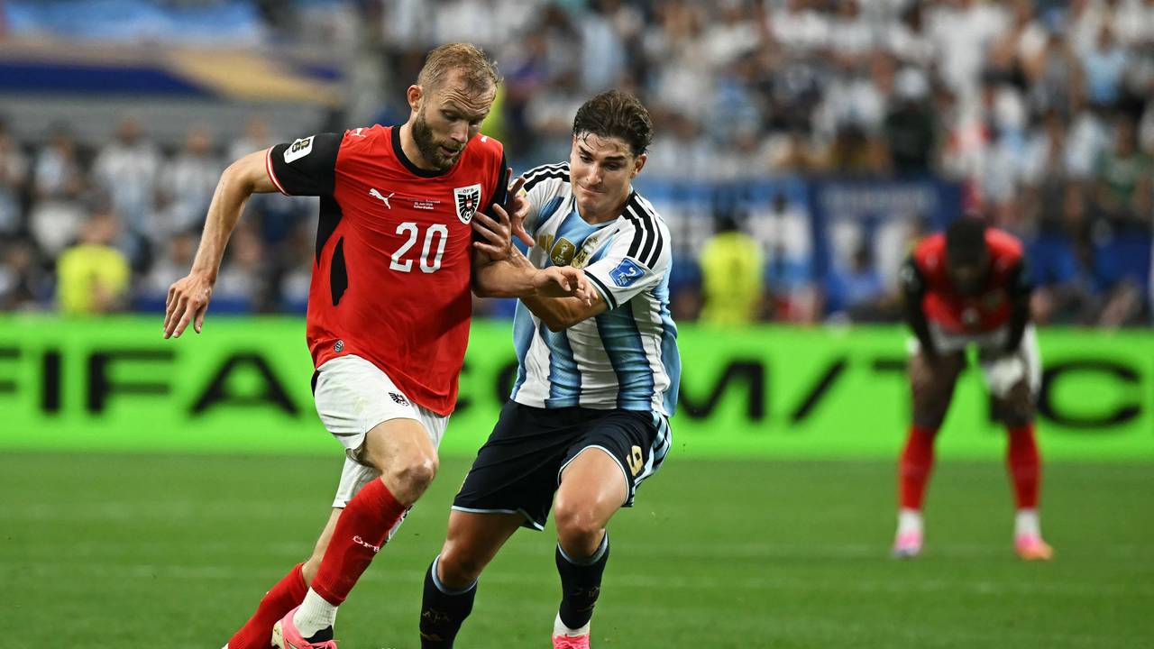 Konrad Laimer (l.) und Julian Alvarez im Zweikampf um den Ball.