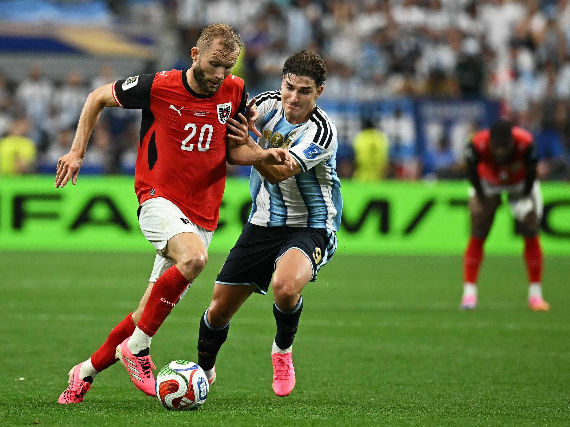 Konrad Laimer (l.) und Julian Alvarez im Zweikampf um den Ball.