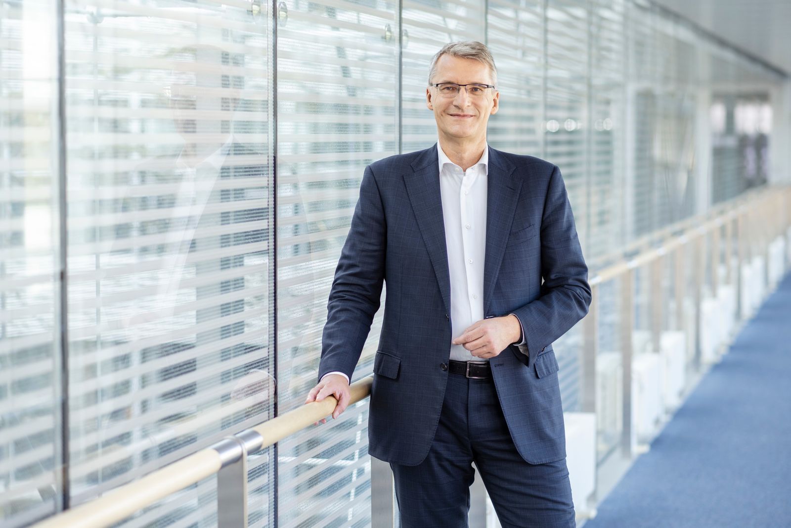 Seit 1991 arbeitet Elmar Theveßen beim ZDF. Ab 2007 moderierte er „heute“ und das „heute journal“. Von 2007 bis 2019 leitete er als stellvertretender Chefredakteur die Hauptredaktion „Aktuelles“. Im März 2019 übernahm er die Leitung des ZDF-Auslandsstudios Washington, das aus den USA sowie mehreren mittelamerikanischen Ländern berichtet. (Bild: ZDF/Andreas Reeg)