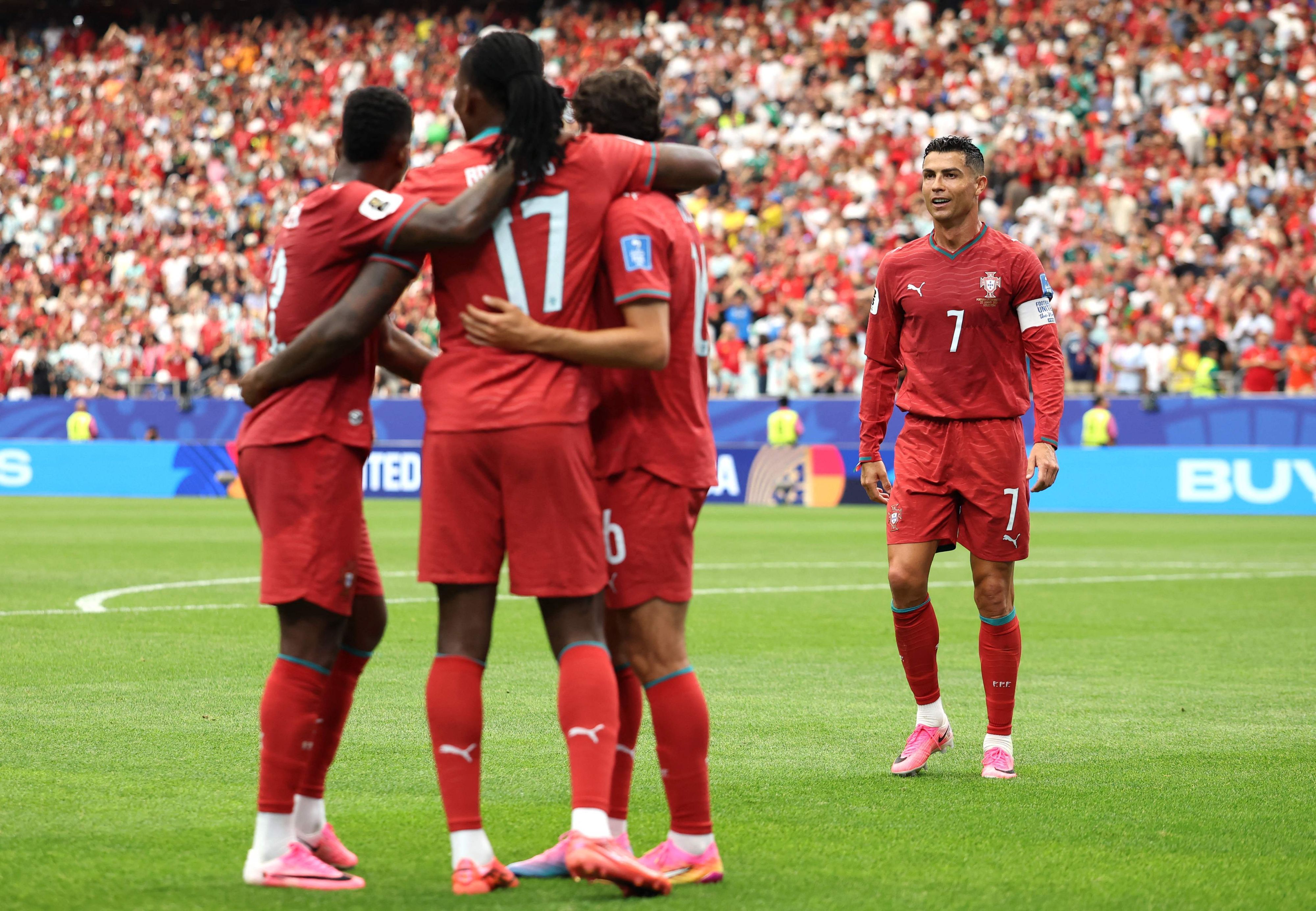 Die Spieler von Portugal jubeln gemeinsam.