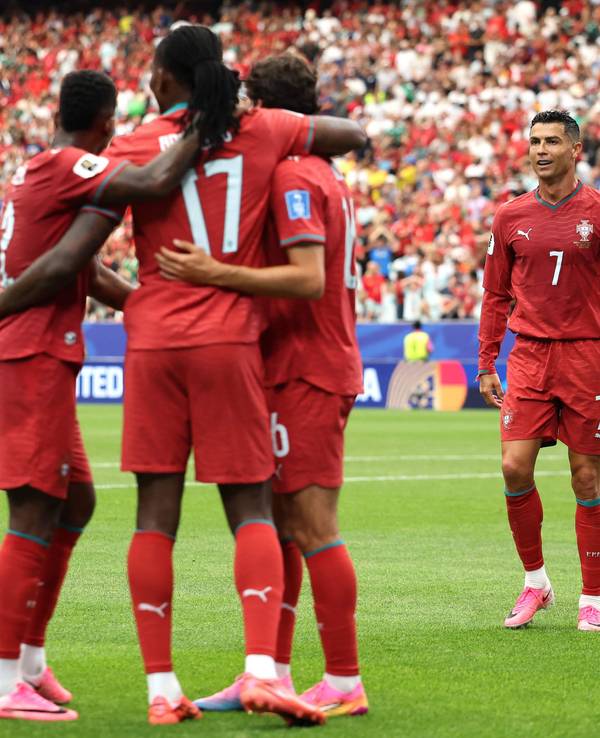 Die Spieler von Portugal jubeln gemeinsam.