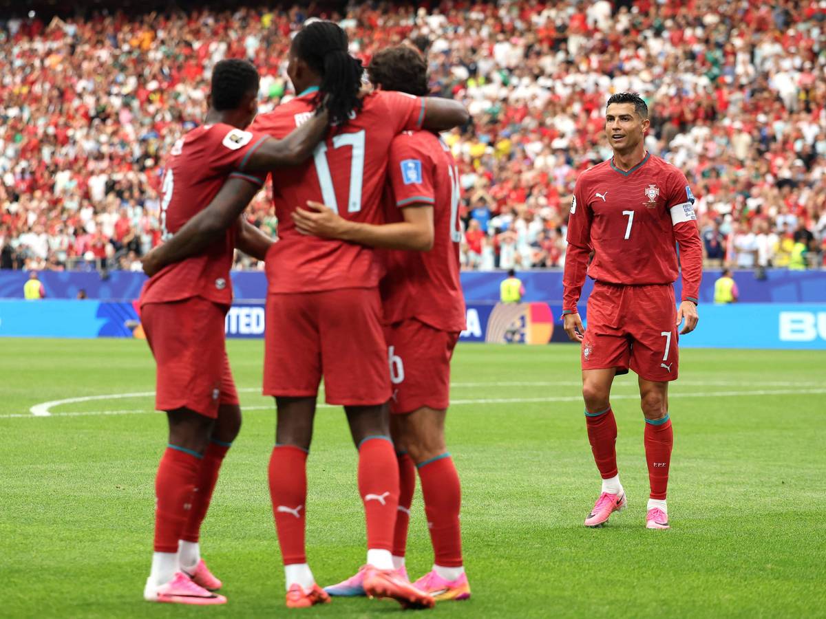 Die Spieler von Portugal jubeln gemeinsam.