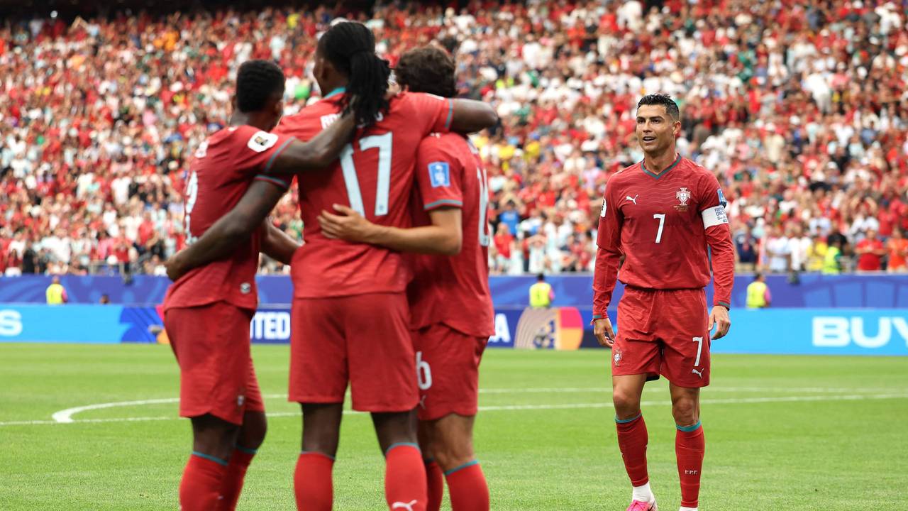 Die Spieler von Portugal jubeln gemeinsam.