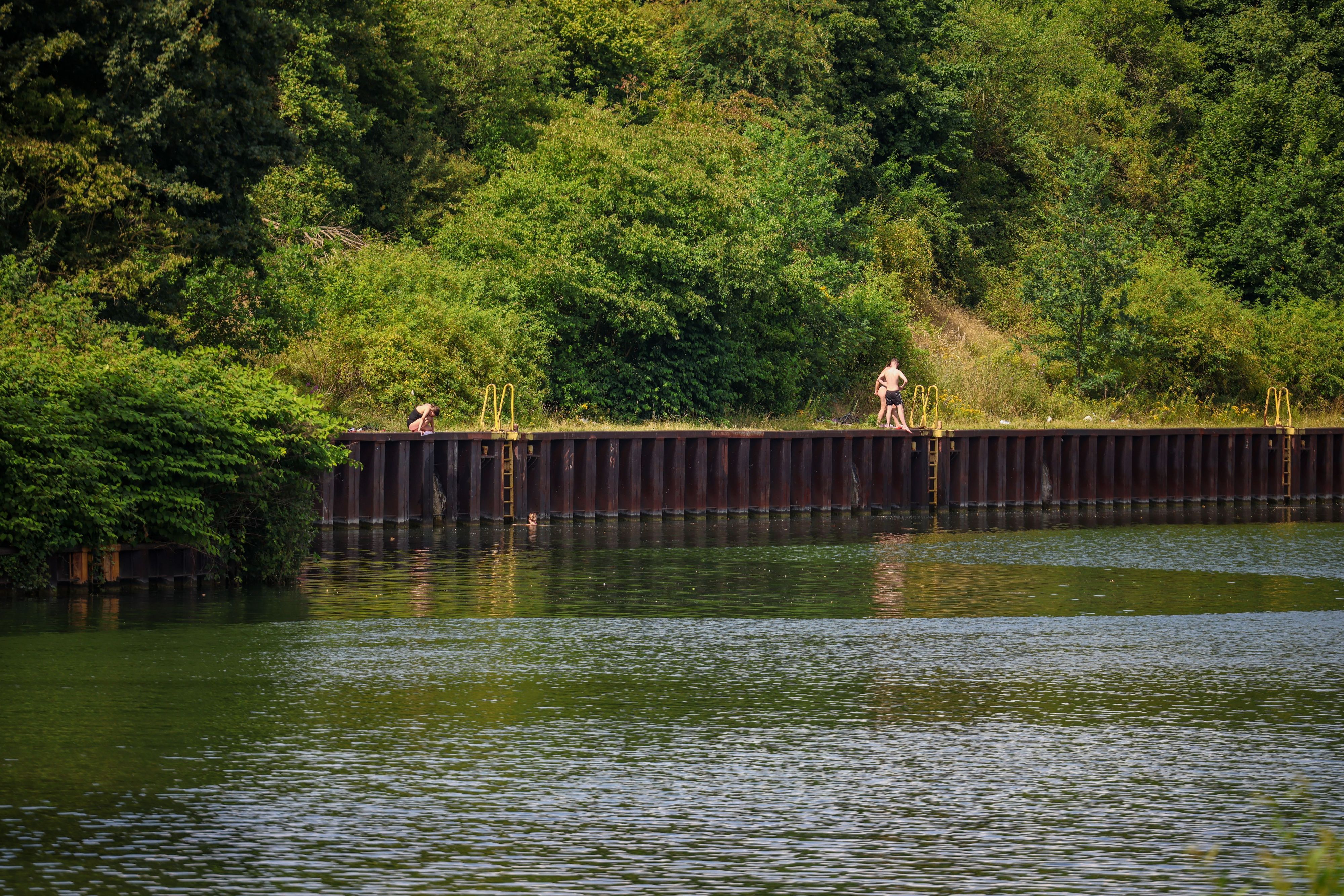 Am Sonntag wurden zwei Brüder im Alter von 14 und 19 Jahren beim Schwimmen im Rhein-Herne-Kanal lebensgefährlich verletzt. Nun ist der Jüngere gestorben.