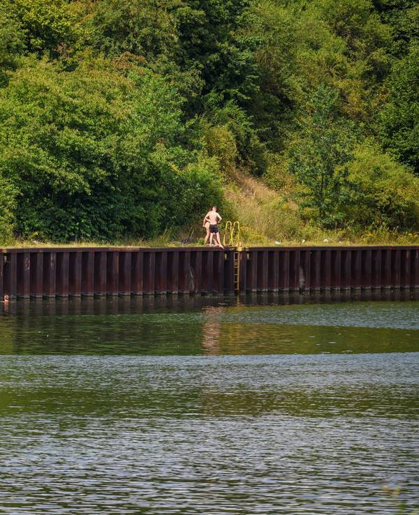 Am Sonntag wurden zwei Brüder im Alter von 14 und 19 Jahren beim Schwimmen im Rhein-Herne-Kanal lebensgefährlich verletzt. Nun ist der Jüngere gestorben.