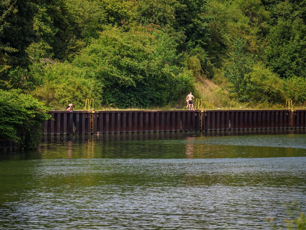Am Sonntag wurden zwei Brüder im Alter von 14 und 19 Jahren beim Schwimmen im Rhein-Herne-Kanal lebensgefährlich verletzt. Nun ist der Jüngere gestorben.