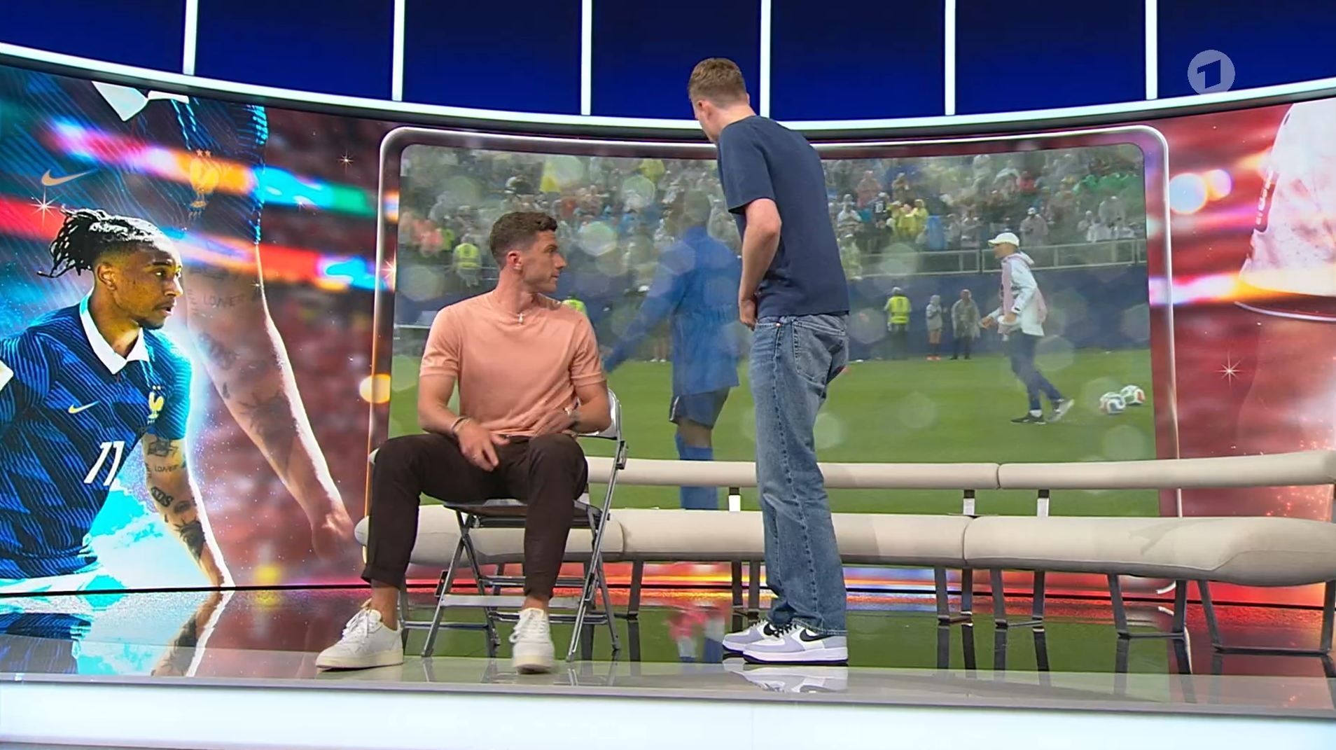 WM-Studio der ARD mit Robin Gosens und Malte Völz.