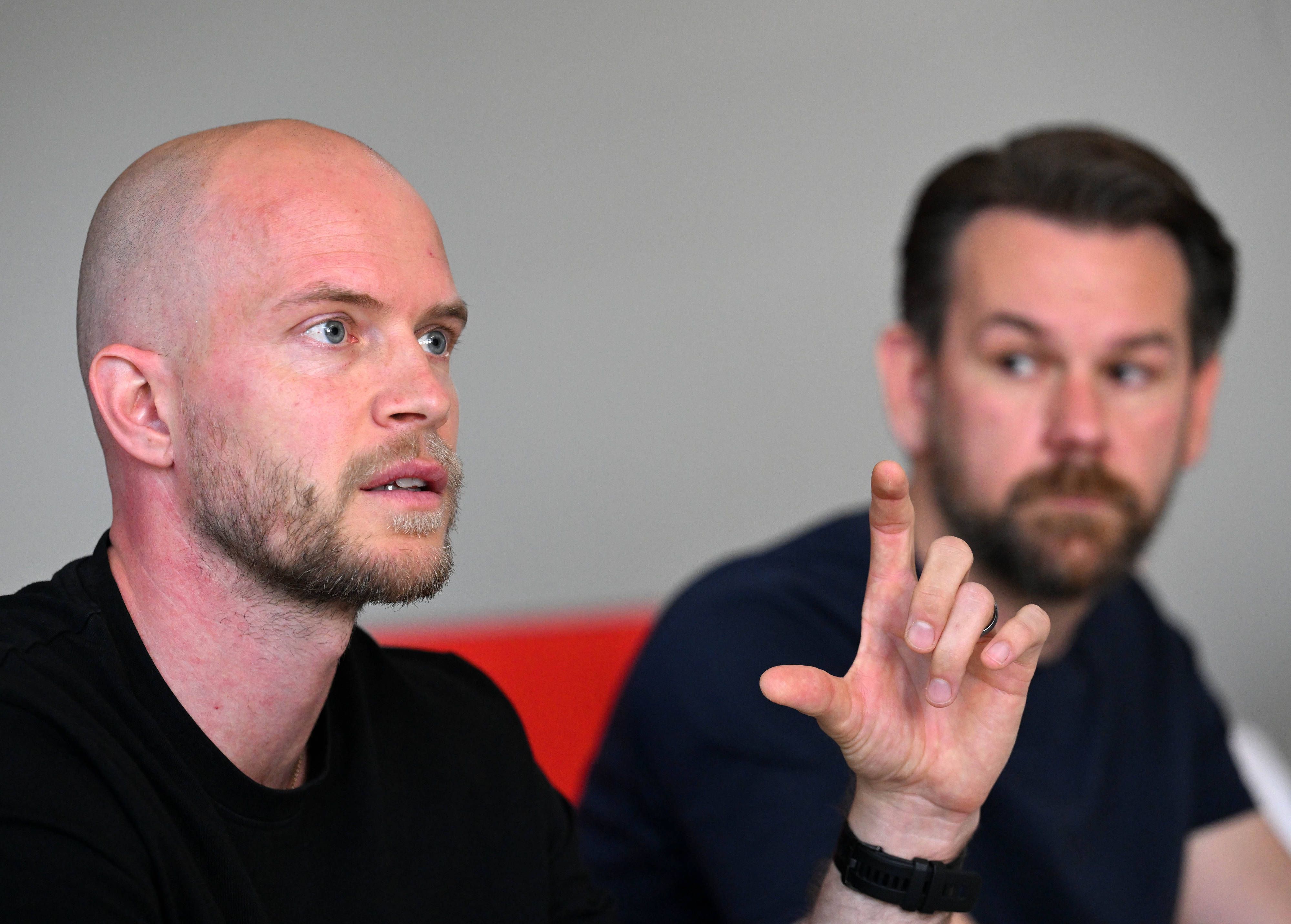 FC-Trainer René Wagner und Geschäftsführer Thomas Kessler bei einer Pressekonferenz im Geibockheim.
