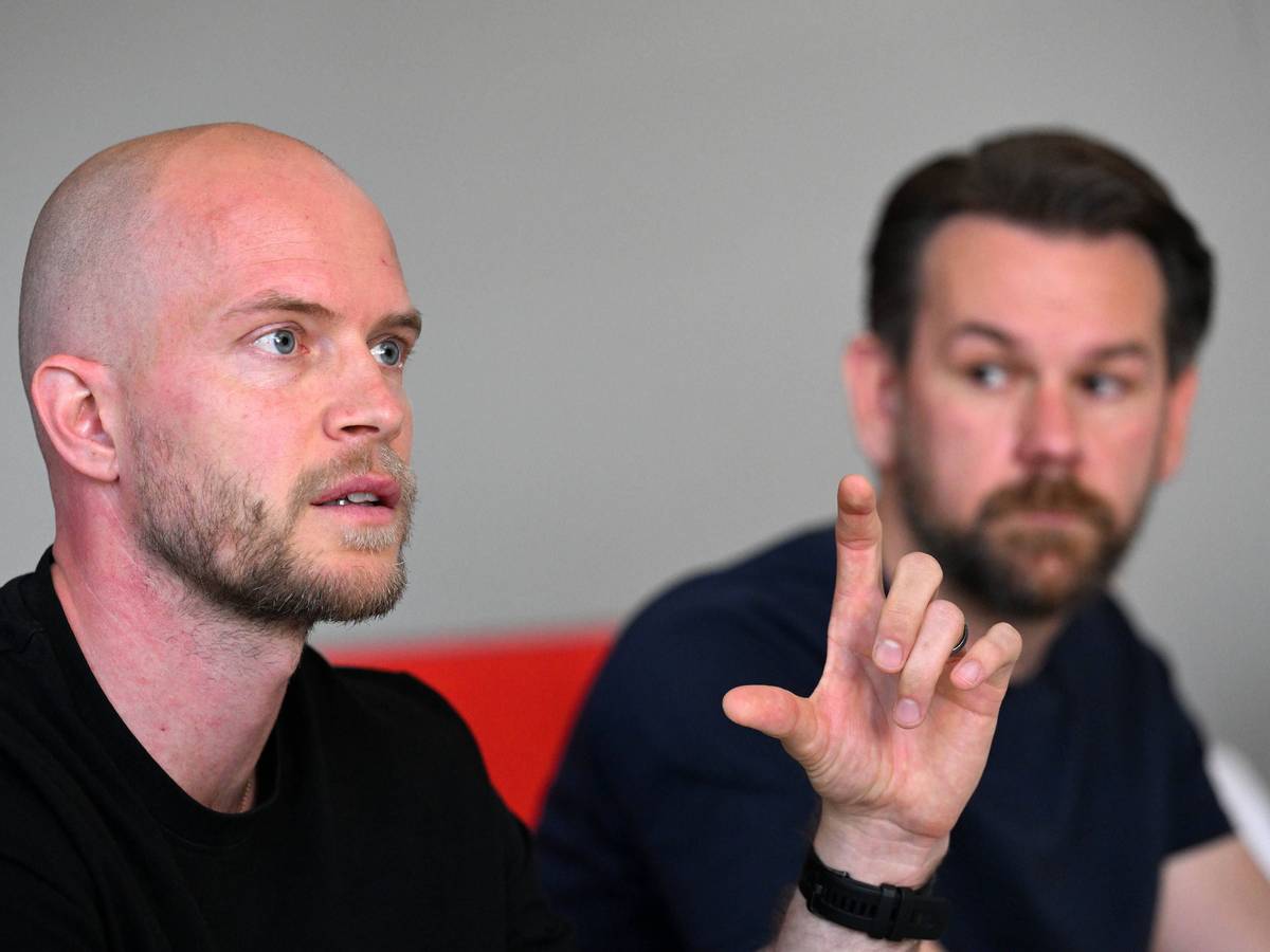 FC-Trainer René Wagner und Geschäftsführer Thomas Kessler bei einer Pressekonferenz im Geibockheim.
