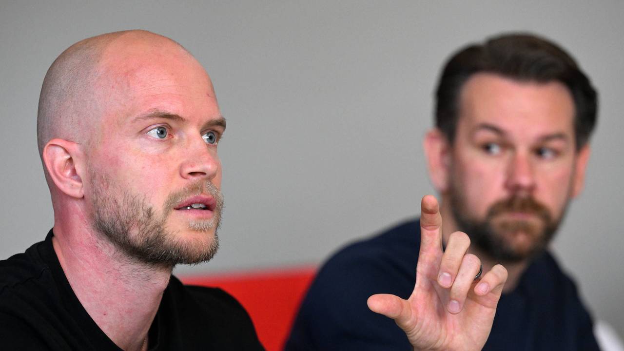 FC-Trainer René Wagner und Geschäftsführer Thomas Kessler bei einer Pressekonferenz im Geibockheim.