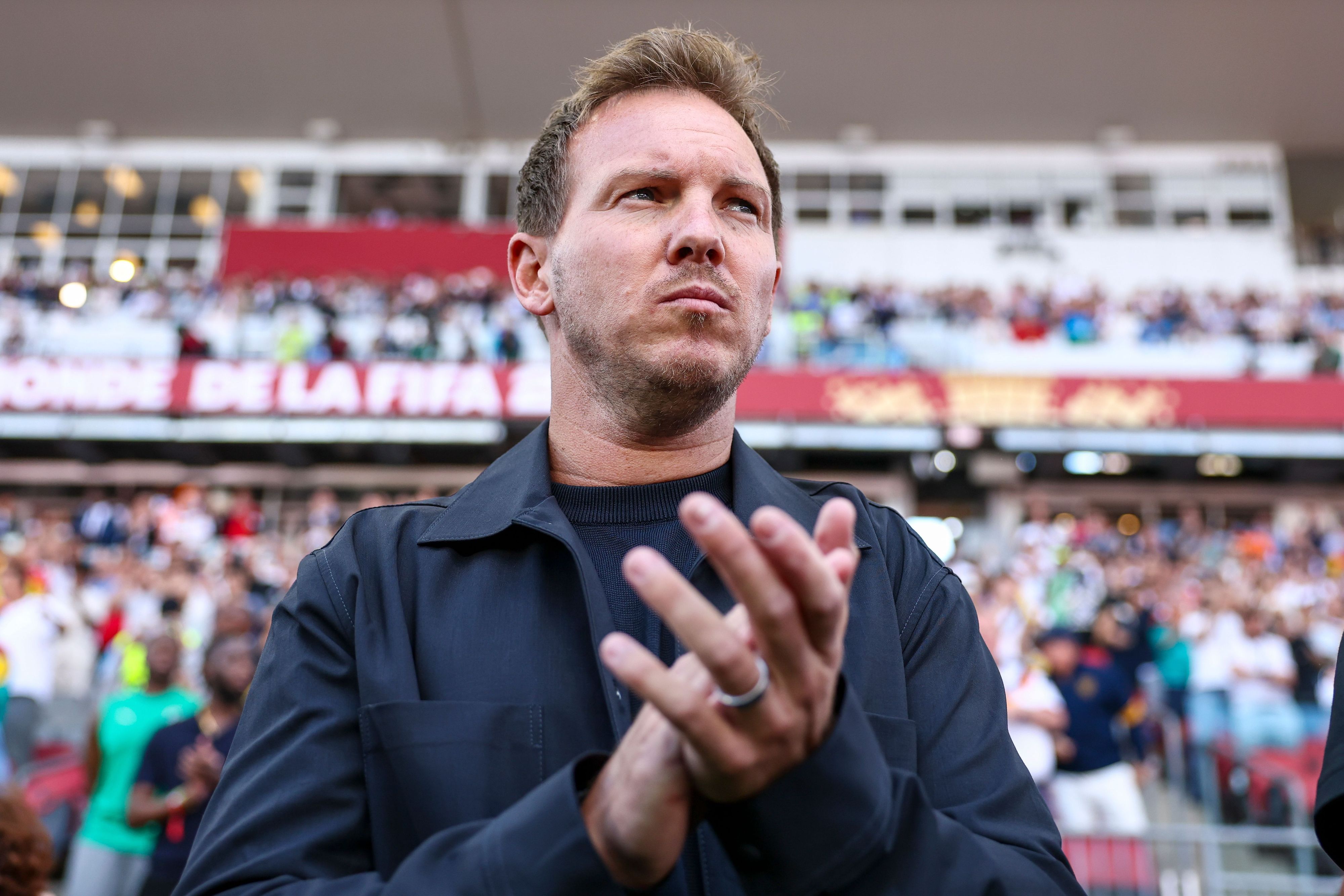 Bundestrainer Julian Nagelsmann klatscht im Stadion.
