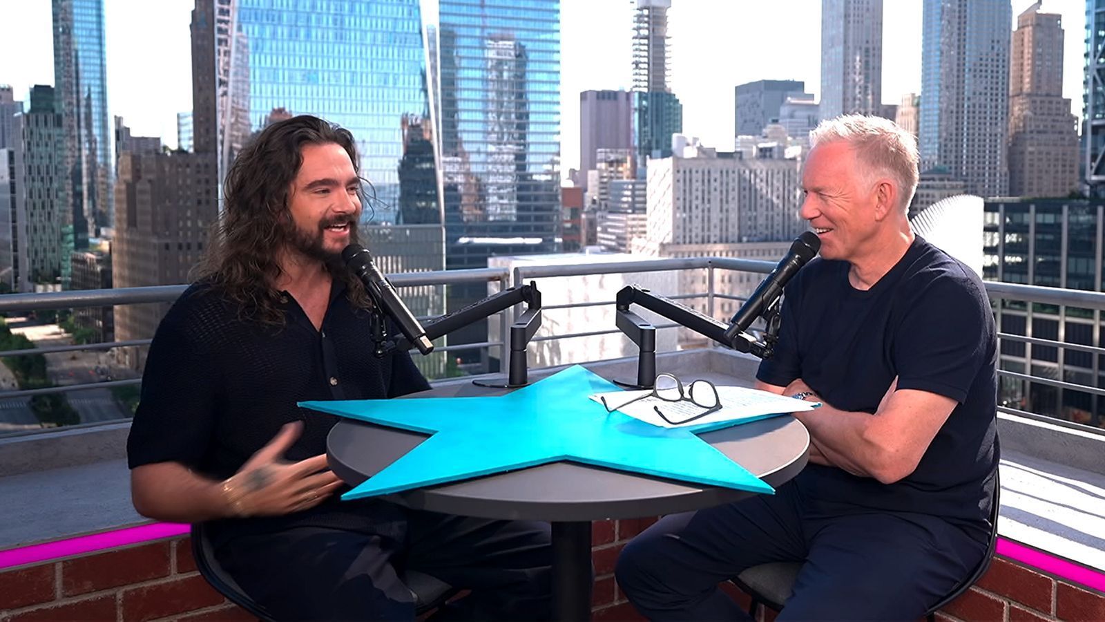 Im Talk-Format „Bestbesetzung“ empfing Moderator Johannes B. Kerner (rechts) dieses Mal Tom Kaulitz. (Bild:  MagentaTV)