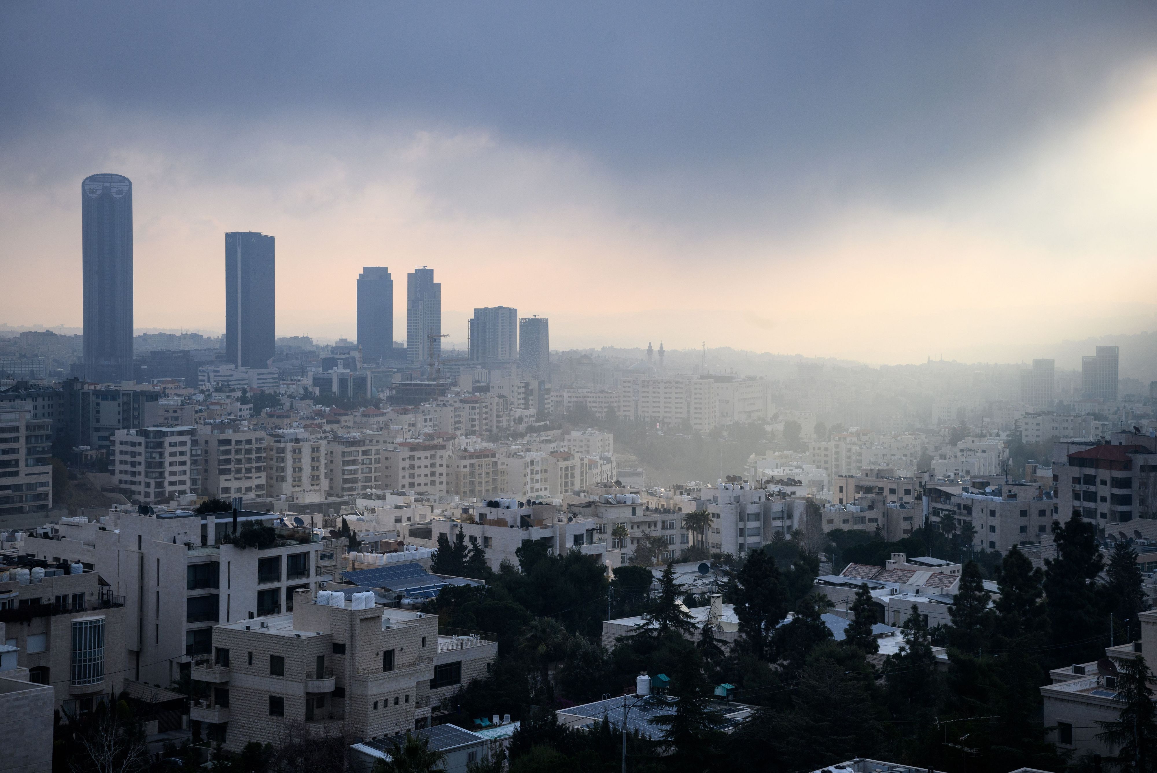 Blick auf zahlreiche Häuser in der Innenstadt. Die Hauptstadt des Haschemitischen Königreichs Jordanien hat zusammen mit ihren Vororten etwa vier Millionen Einwohnerinnen und Einwohner.