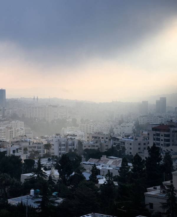 Blick auf zahlreiche Häuser in der Innenstadt. Die Hauptstadt des Haschemitischen Königreichs Jordanien hat zusammen mit ihren Vororten etwa vier Millionen Einwohnerinnen und Einwohner.