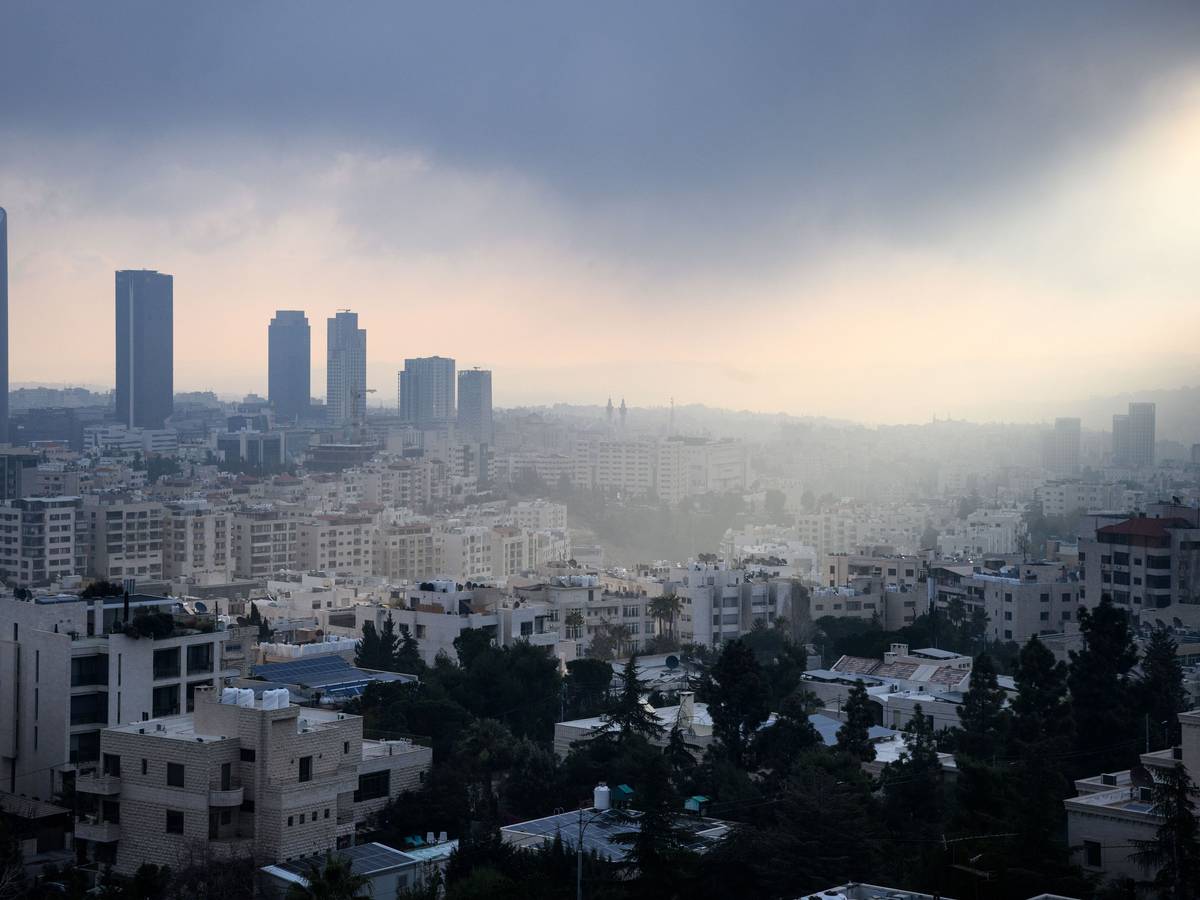 Blick auf zahlreiche Häuser in der Innenstadt. Die Hauptstadt des Haschemitischen Königreichs Jordanien hat zusammen mit ihren Vororten etwa vier Millionen Einwohnerinnen und Einwohner.
