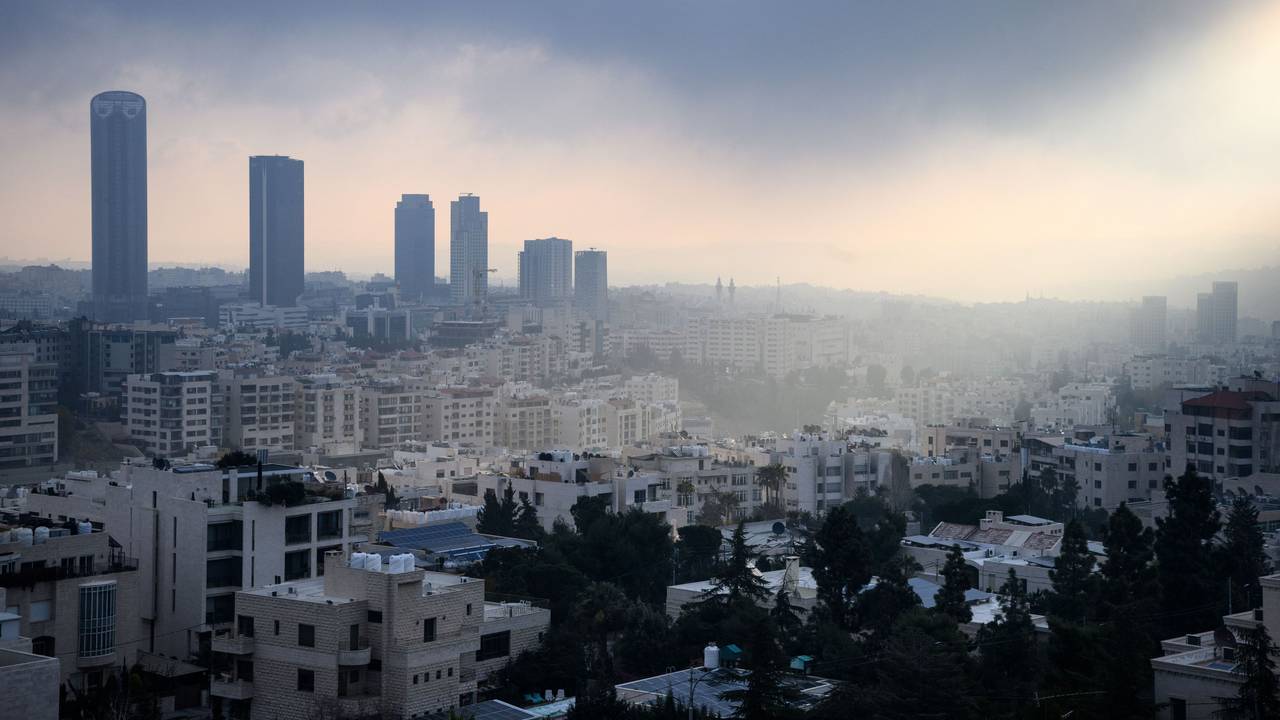 Blick auf zahlreiche Häuser in der Innenstadt. Die Hauptstadt des Haschemitischen Königreichs Jordanien hat zusammen mit ihren Vororten etwa vier Millionen Einwohnerinnen und Einwohner.