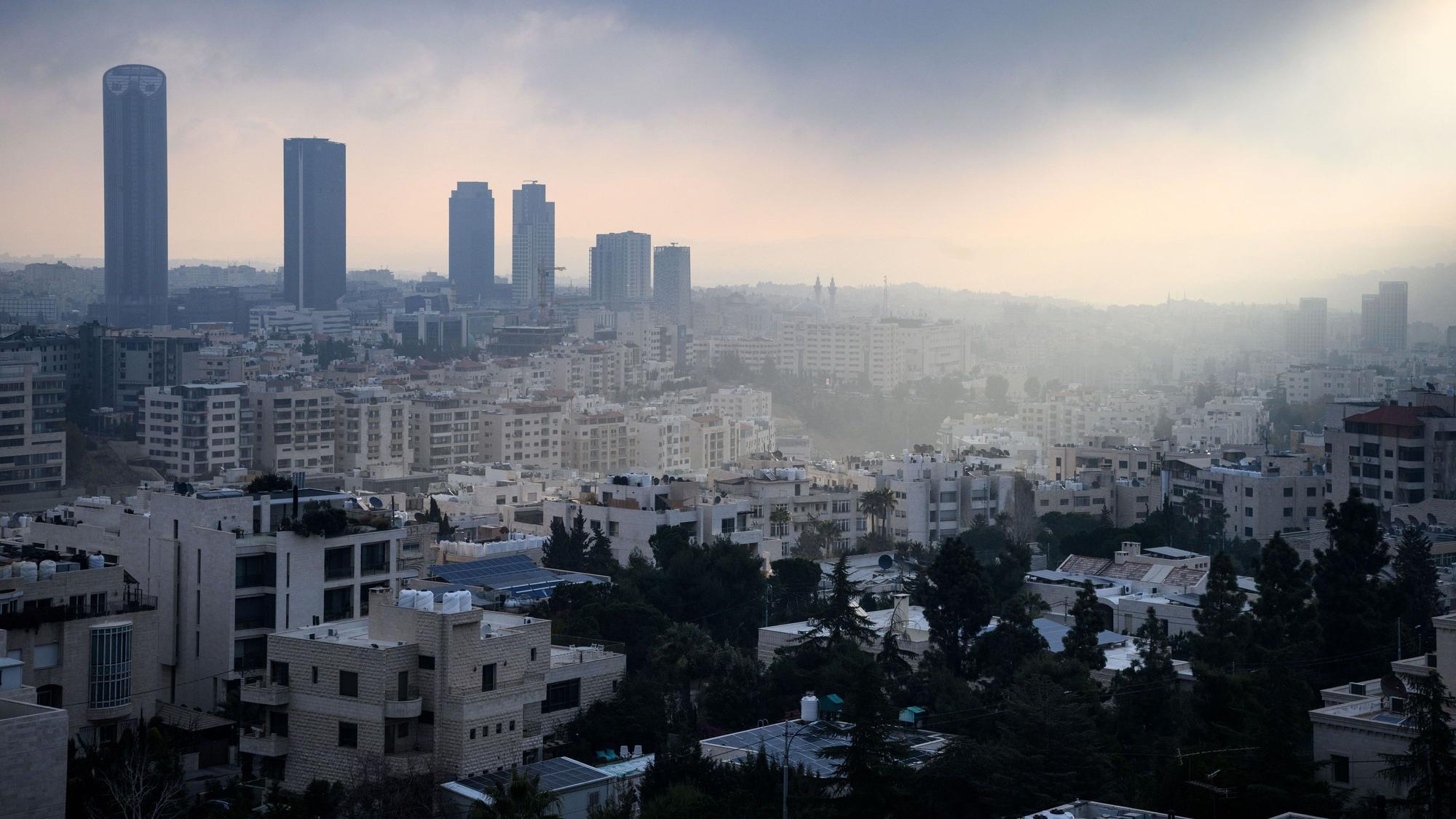Blick auf zahlreiche Häuser in der Innenstadt. Die Hauptstadt des Haschemitischen Königreichs Jordanien hat zusammen mit ihren Vororten etwa vier Millionen Einwohnerinnen und Einwohner.