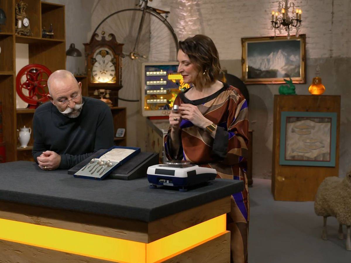 „Ich bin wirklich entzückt!“: „Bares für Rares“-Expertin Wendela Horz konnte gar nicht genug bekommen von einem Mitbringsel in der ZDF-Show. (Bild: ZDF)