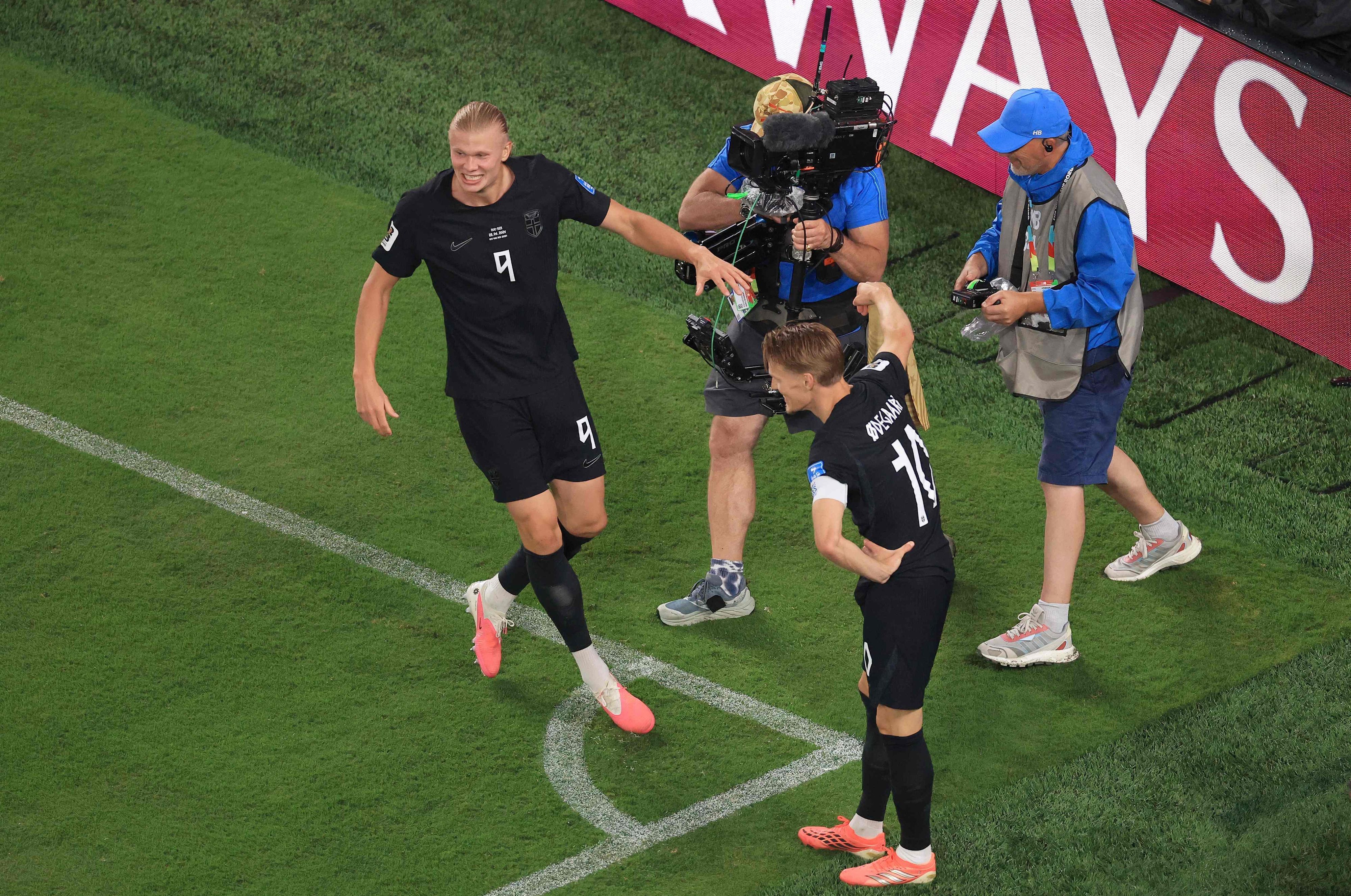 Torjubel an der Eckfahne bei Norwegen: Erling Haaland und Martin Ödegaard feiern.