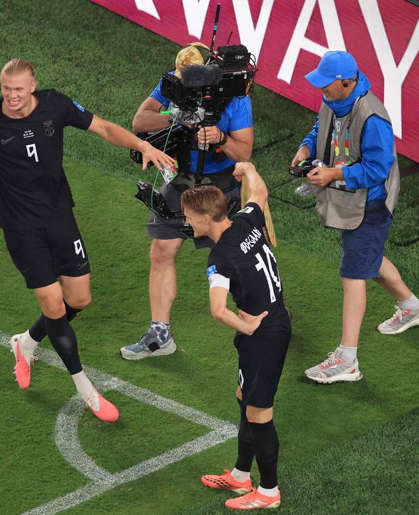 Torjubel an der Eckfahne bei Norwegen: Erling Haaland und Martin Ödegaard feiern.