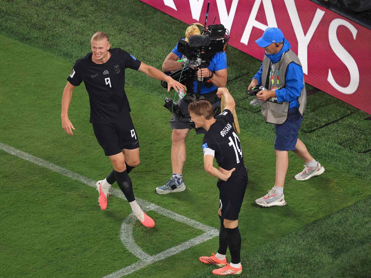 Torjubel an der Eckfahne bei Norwegen: Erling Haaland und Martin Ödegaard feiern.